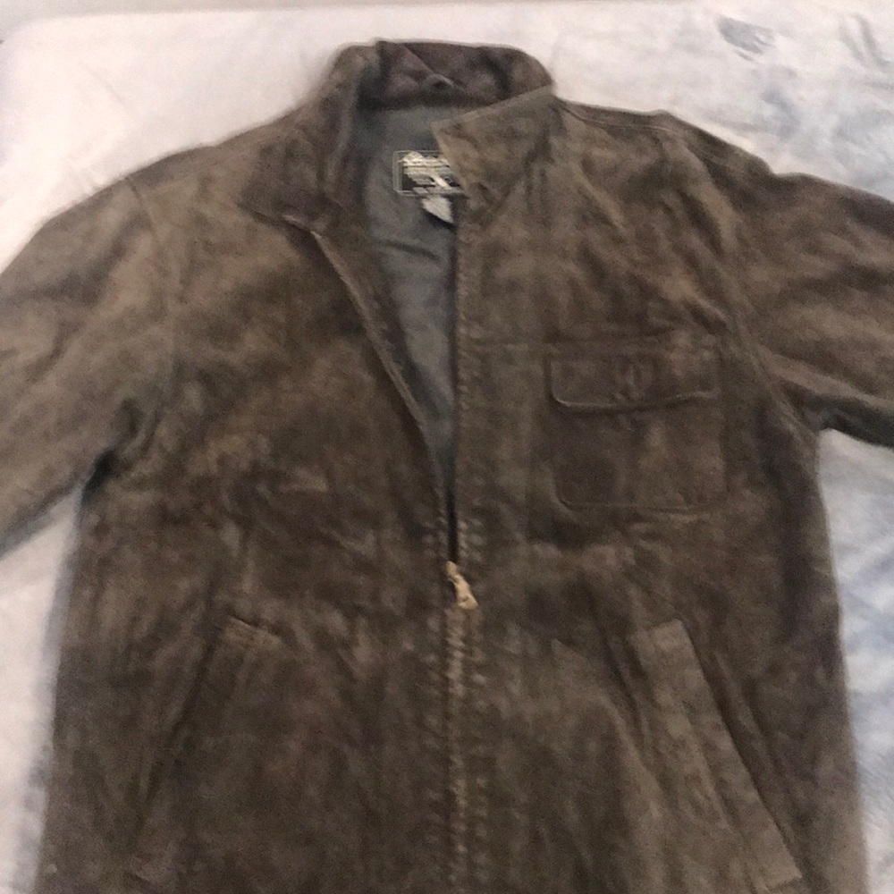 100% leather, lining is 100% lining